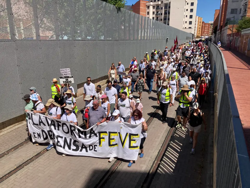 &Uacute;ltima etapa de la marcha reivindicativa de la Plataforma en Defensa de Feve de Le&oacute;n, desde Garrafe de Tor&iacute;o hasta la capital, con final en la Estaci&oacute;n de Matallana - 
iCAL - Peio