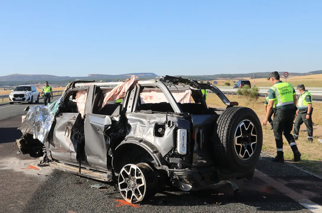 El bodeguero Iv&aacute;n Sanz, su mujer y sus tres hijos son las v&iacute;ctimas mortales del tr&aacute;gico accidente de tr&aacute;fico registrado ayer por la tarde en la provincia de Palencia. | ICAL
