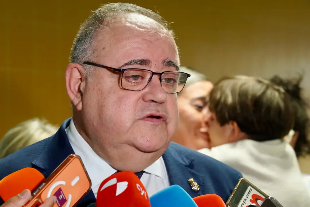 El consejero de Sanidad y Bienestar Social, Alejandro V&aacute;zquez Ramos, inaugura la exposici&oacute;n &lsquo;Por dos pulgares de nada&rsquo;. Campillo. Ical
