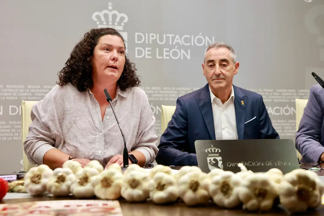 La diputada de Desarrollo Rural, Irene Gonz&aacute;lez, acompa&ntilde;a al alcalde de Villarejo de &Oacute;rbigo, Jos&eacute; Manuel Acebes, participan en la presentaci&oacute;n de la Feria del Ajo de Veguellina de &Oacute;rbigo