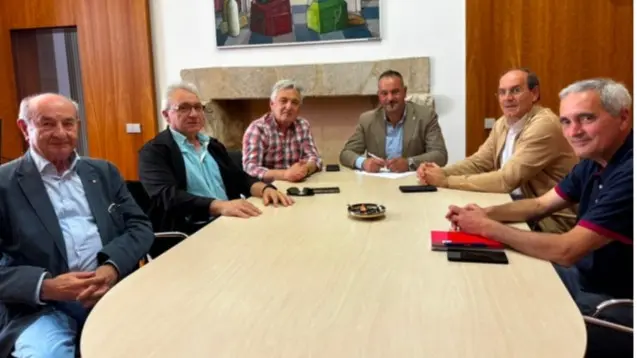 Reuni&oacute;n de la Diputaci&oacute;n de Le&oacute;n y el Foro del Manzanal