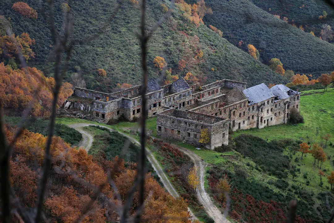 Poblado de la mina de wolfram en la Pe&ntilde;a do Seo, en El Bierzo. | ICAL