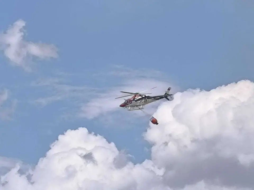Imagen de un helic&oacute;ptero realizando labores de extinci&oacute;n de incendio forestal. Le&oacute;n24horas