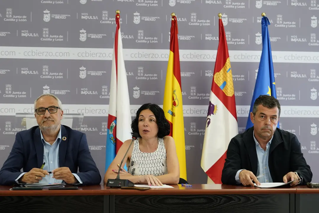 El presidente del Consejo Comarcal, Olegario Ram&oacute;n, explica el nuevo acuerdo de la Mesa del Di&aacute;logo Social del Bierzo junto a representantes de la patronal y sindicatos. C&eacute;sar S&aacute;nchez. Ical