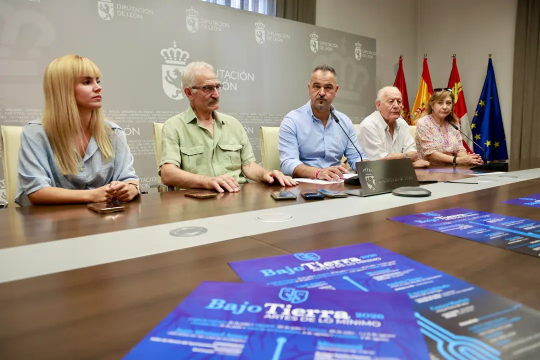 El diputado de Cultura, Emilio Mart&iacute;nez, y la diputada de Juventud, Patricia Mart&iacute;nez, acompa&ntilde;an a los alcaldes de Gordoncillo, Urbano Seco, Valderas, Agust&iacute;n Lobato, y Grajal de Campos, Tamara Alonso, y al representante del Centro Dram&aacute;tico Leon&eacute;s, Enrique L&oacute;pez, en la presentaci&oacute;n de la s&eacute;ptima edici&oacute;n de la iniciativa &lsquo;Bajo Tierra&rsquo;. Campillo. Ical