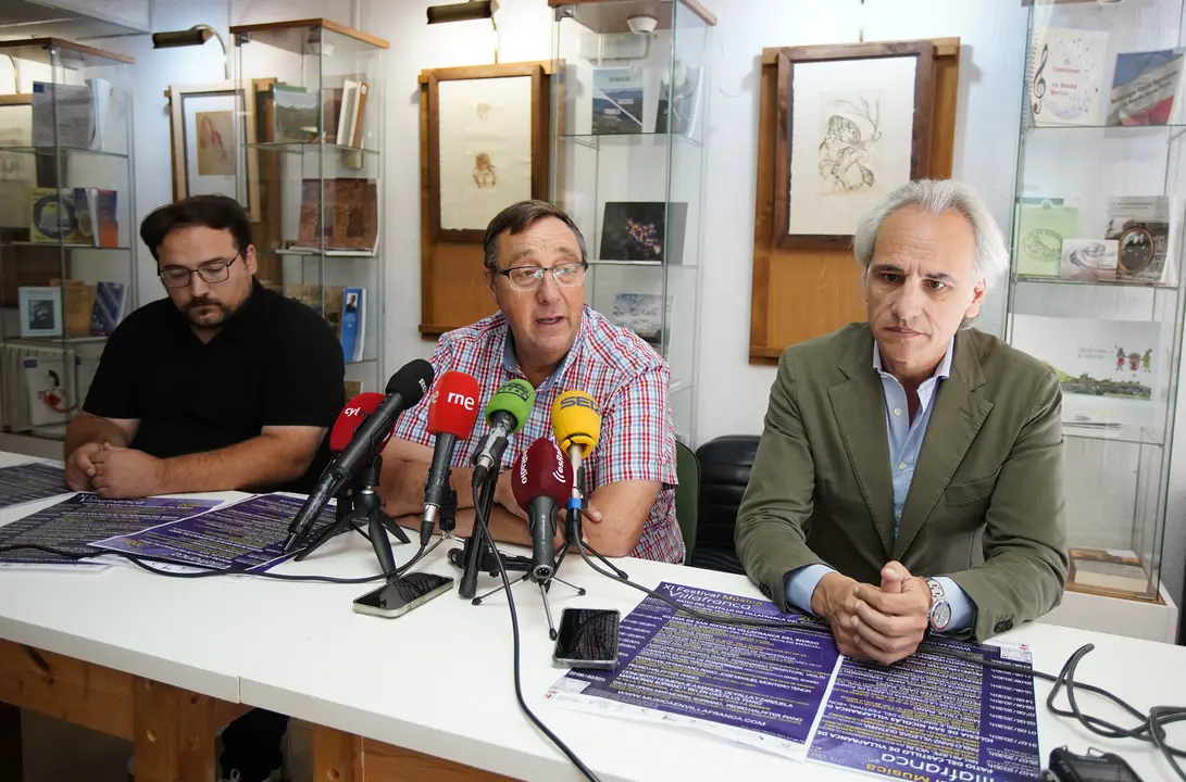 El alcalde de Villafranca del Bierzo, Jos&eacute; Manuel Pereira (C), junto al concejal de Cultura, Diego Garc&iacute;a (I), y el compositor Pedro Halffter (D), durante la presentaci&oacute;n de la XI edici&oacute;n del Festival de M&uacute;sica de Villafranca. C&eacute;sar S&aacute;nchez. Ical