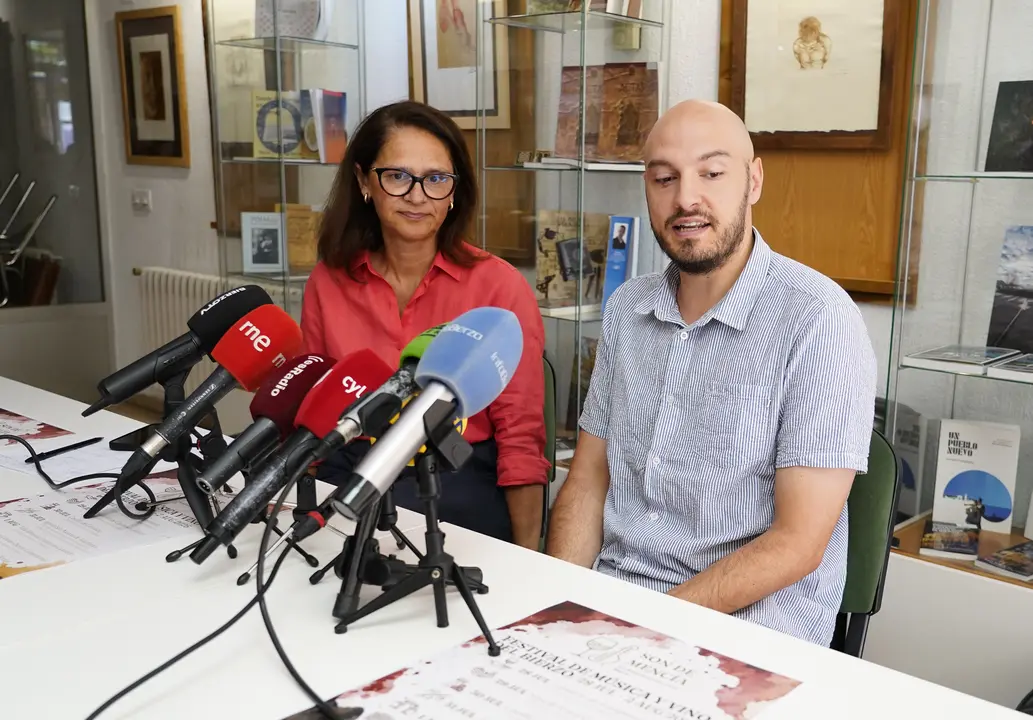 La presidenta de BIerzo Enoturismo, Consuelo Ysart, junto al m&uacute;sico Mateo Balboa, durante la presentaci&oacute;n del Festival Son de Menc&iacute;a. C&eacute;sar S&aacute;nchez. Ical