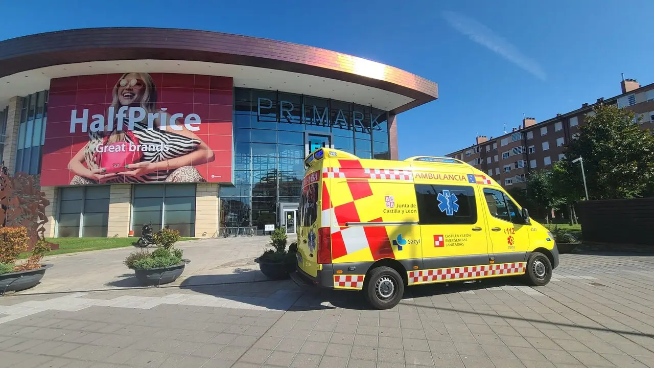 Ambulancia en Espacio Le&oacute;n para asistir al herido
