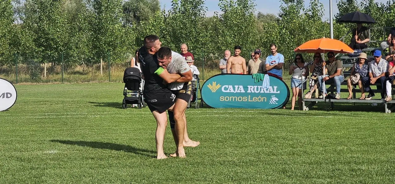 Corro de lucha leonesa Villafa&ntilde;e Semipesados 18 07 2026 (10)