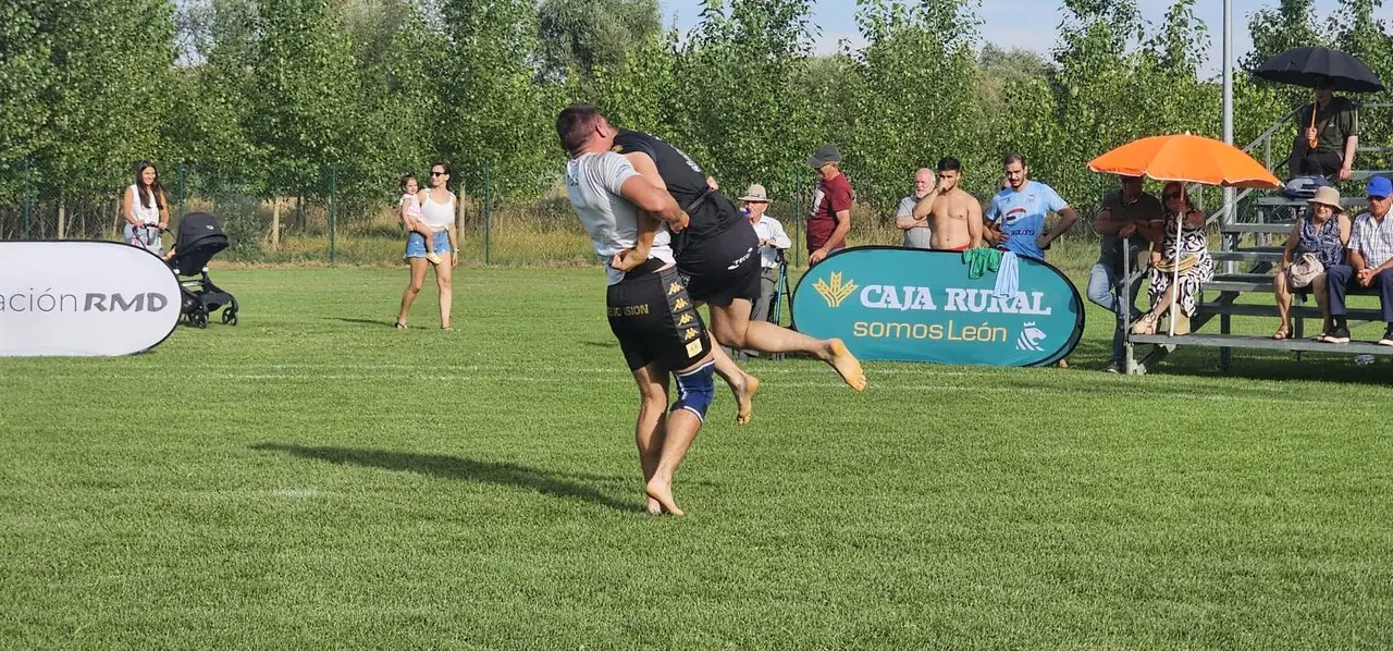 Corro de lucha leonesa Villafa&ntilde;e Semipesados 18 07 2026 (11)