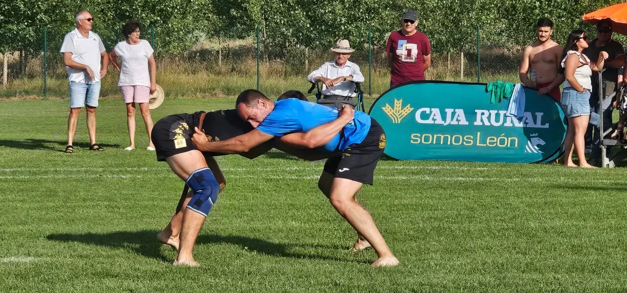 Corro de lucha leonesa Villafa&ntilde;e Semipesados 18 07 2026  (1)