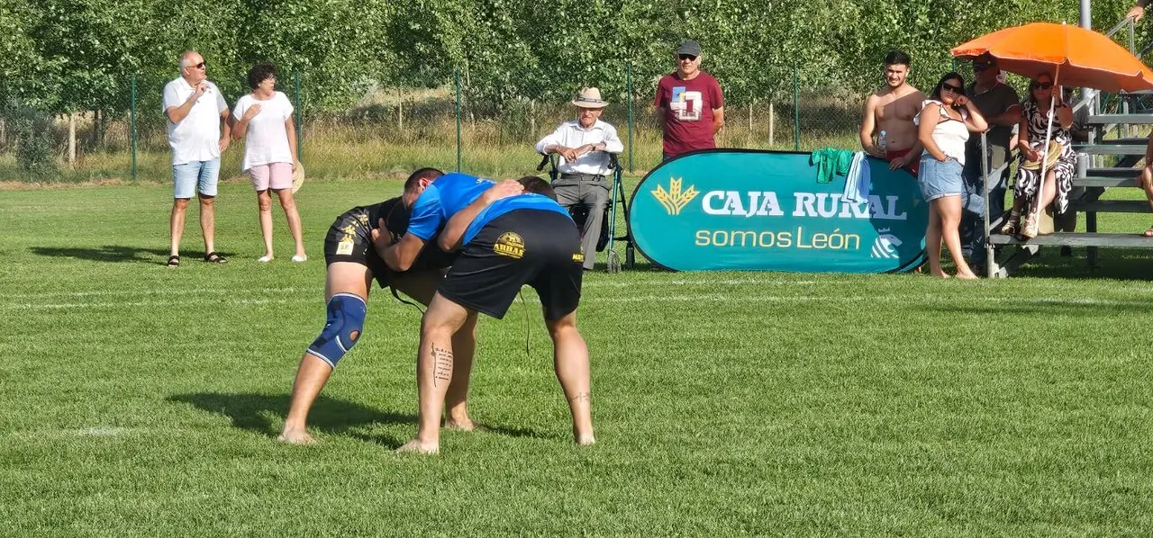 Corro de lucha leonesa Villafa&ntilde;e Semipesados 18 07 2026  (2)