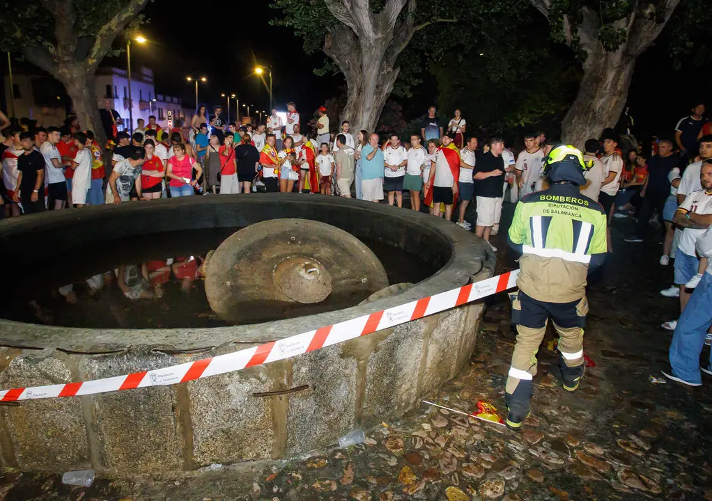 El derrumbe de la fuente de la Glorieta del &Aacute;rbol Gordo de Ciudad Rodrigo provoc&oacute; la tragedia y dej&oacute; un herido. Vicente. Ical.
