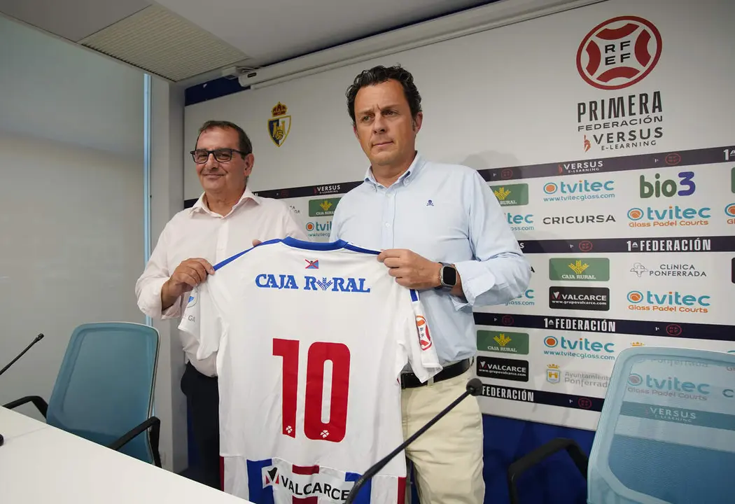 Acto de presentaci&oacute;n de la nueva campa&ntilde;a de abonos de la Sociedad Deportiva Ponferradina, con la presencia del consejero delegado de la entidad, Eduardo Dom&iacute;nguez (D), y del director de Comunicaci&oacute;n de Caja Rural, Narciso Prieto (I). C&eacute;sar S&aacute;nchez. Ical