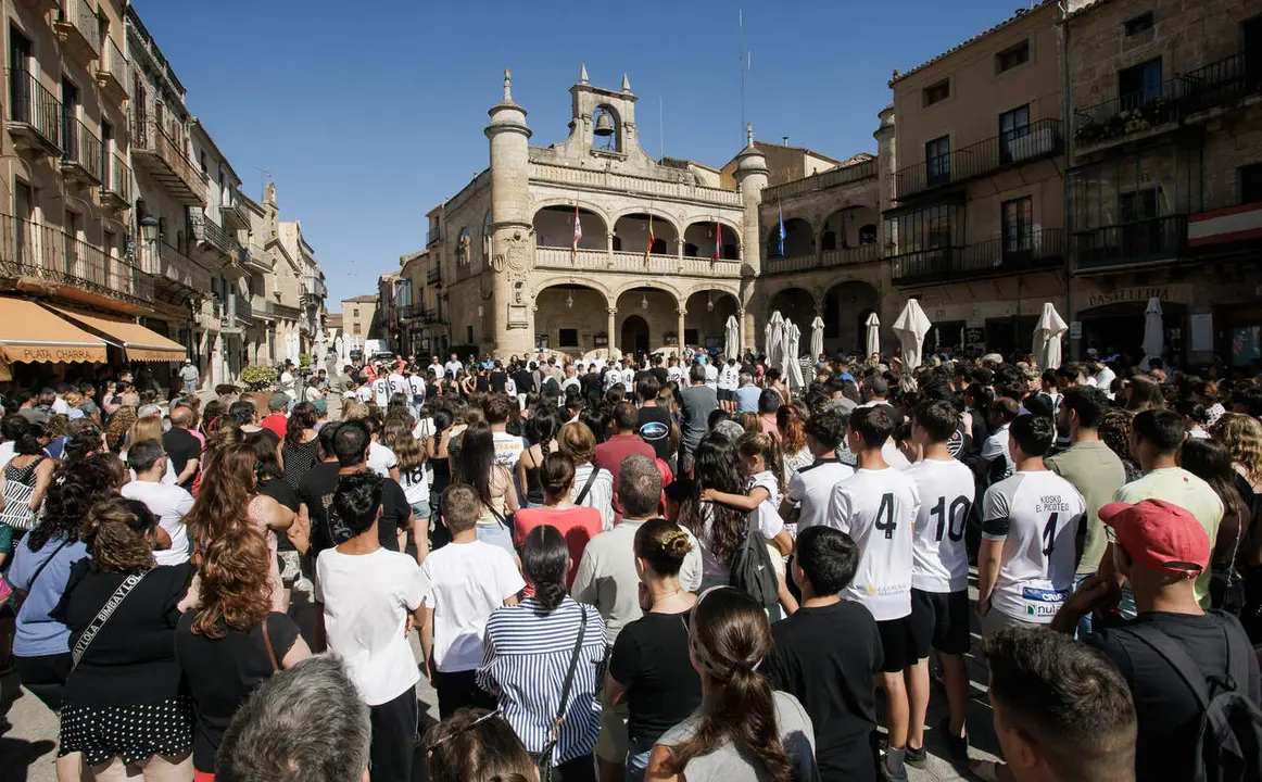 Autoridades, vecinos y representantes de distintos colectivos guardan un minuto de silencio en la Plaza Mayor de Ciudad Rodrigo (Salamanca) por el fallecimiento del menor de 13 a&ntilde;os ocurrido durante las celebraciones tras el Mundial.