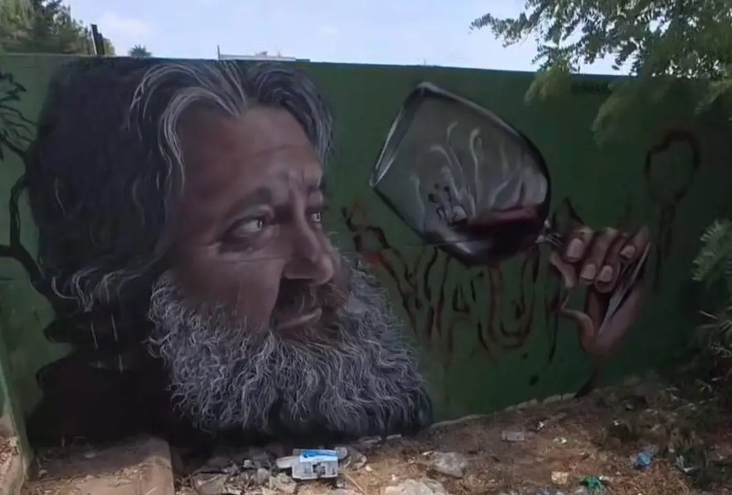 La serie 'El mago del vino', que emite Cuatro TV, sirvi&oacute; de inspiraci&oacute;n al artista urbano @Nauni69 para retratar a Ra&uacute;l P&eacute;rez sobre una pared de Santa Mar&iacute;a del &Aacute;guila, en Almer&iacute;a.