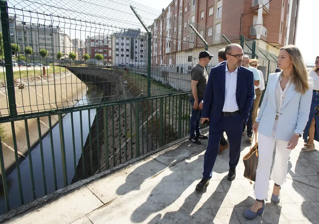 El alcalde de Ponferrada, Marco Morala, junto a la delegada territorial de Endesa en el Noroeste, Mar&iacute;a Giuseppina Biondi, durante la Firma del acuerdo entre ambas instituciones para la cubrici&oacute;n del Canal de Cornatel. C&eacute;sar S&aacute;nchez. Ical
