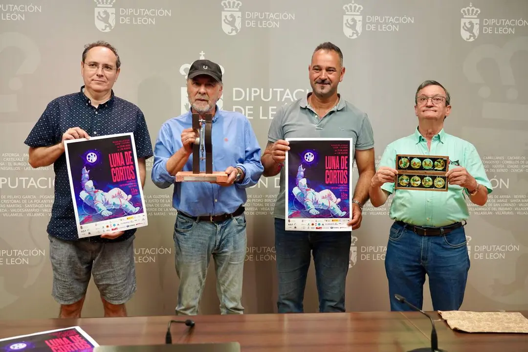 El diputado de Cultura, Arte y Patrimonio, Emilio Mart&iacute;nez, presenta la XIII edici&oacute;n del Festival Luna de Cortos, acompa&ntilde;ado por el director del certamen, Balbino Ferrero, el premiado de esta edici&oacute;n, Miguel P&eacute;rez &lsquo;Tr&eacute;bol&rsquo;, el cineasta Pascual Mar&iacute;n y el alcalde de Riego de la Vega, David Fuertes. Campillo. Ical