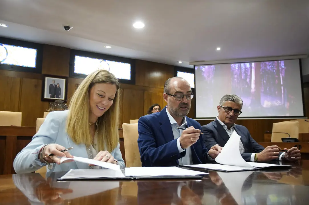 El alcalde de Ponferrada, Marco Morala, junto a la delegada territorial de Endesa en el Noroeste, Mar&iacute;a Giuseppina Biondi, durante la Firma del acuerdo entre ambas instituciones para la cubrici&oacute;n del Canal de Cornatel. C&eacute;sar S&aacute;nchez. Ical