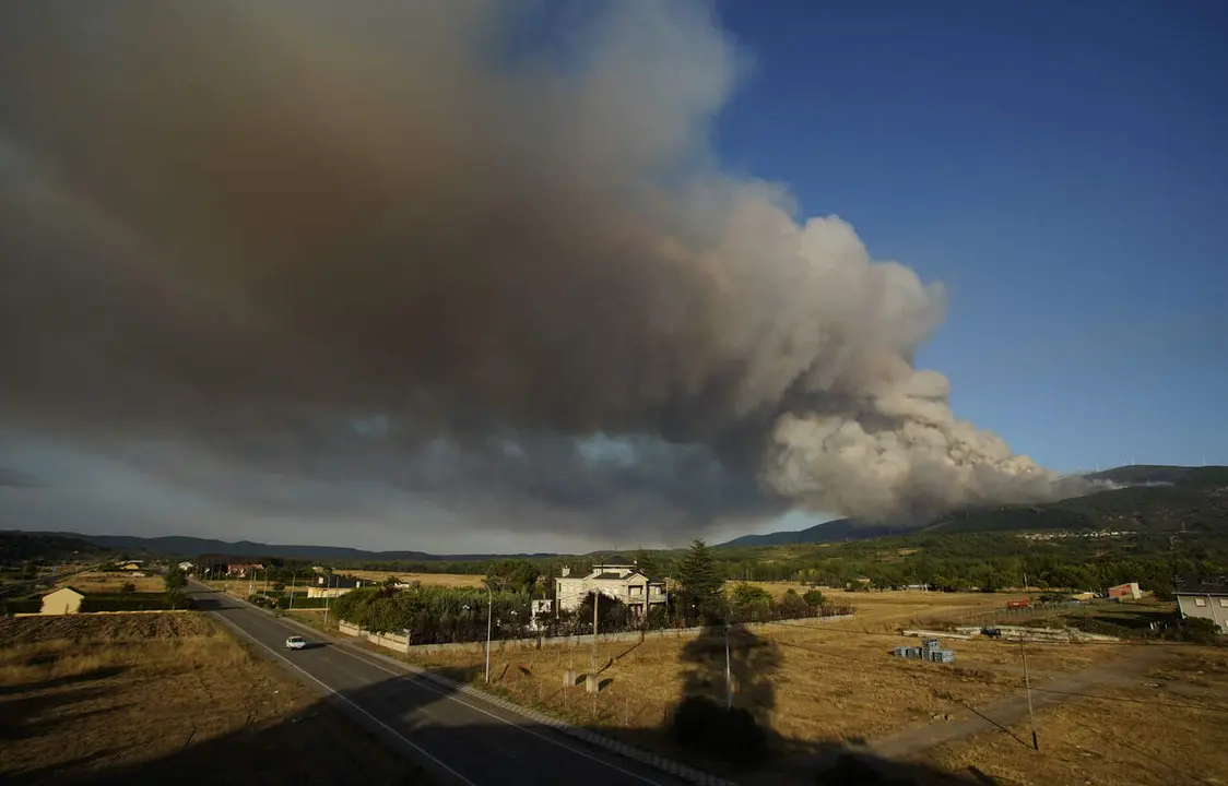 Incendio en la localidad de Castropodame (Le&oacute;n)