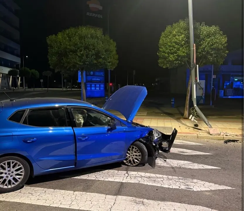 Coche se sale de la v&iacute;a y termina estampado contra una farola (1)