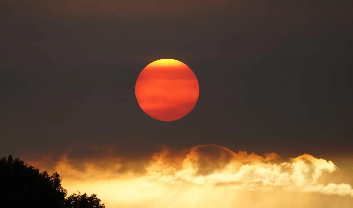 El sol en el Bierzo cubierto por el humo de los incendios. C&eacute;sar S&aacute;nchez. Ical