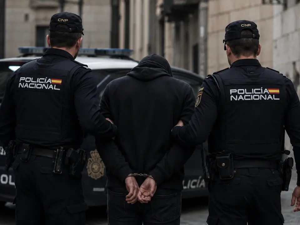 La investigaci&oacute;n de la UFAM de la Polic&iacute;a Nacional de Le&oacute;n permiti&oacute; relacionar cuatro denuncias presentadas por distintas v&iacute;ctimas que respond&iacute;an a un modus operandi similar. Un hombre con antecedentes por delitos sexuales similares fue detenido este mes. | RECREACI&Oacute;N CON IA