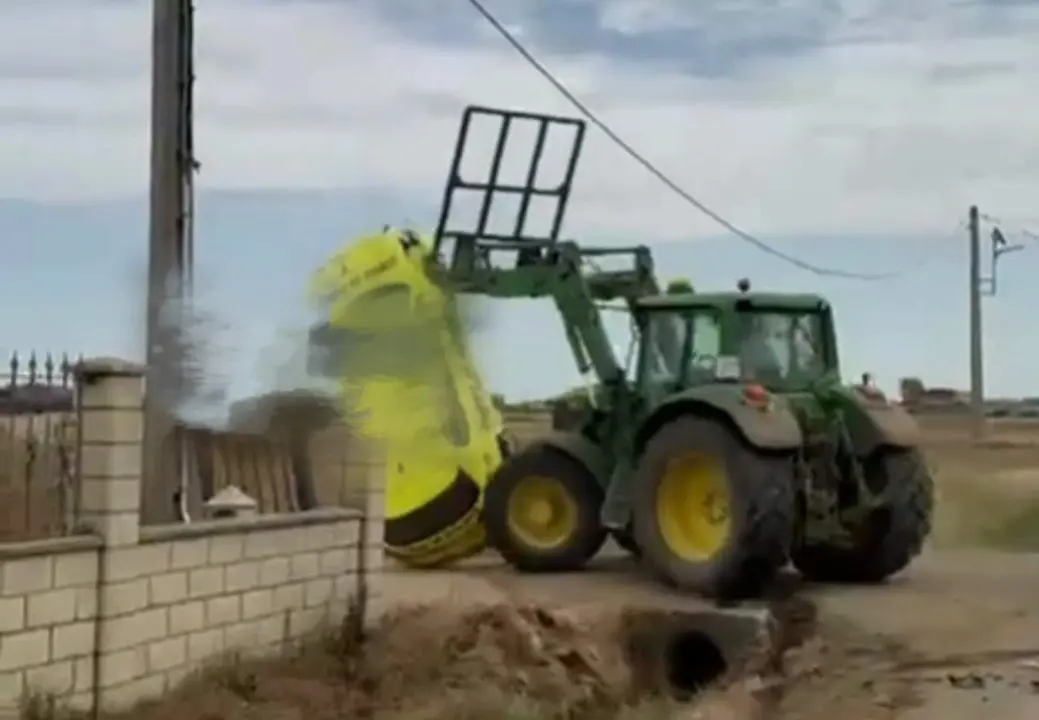 Detenido un hombre de 36 a&ntilde;os tras embestir con un tractor contra un veh&iacute;culo de una empresa de cobros en Le&oacute;n. Ical