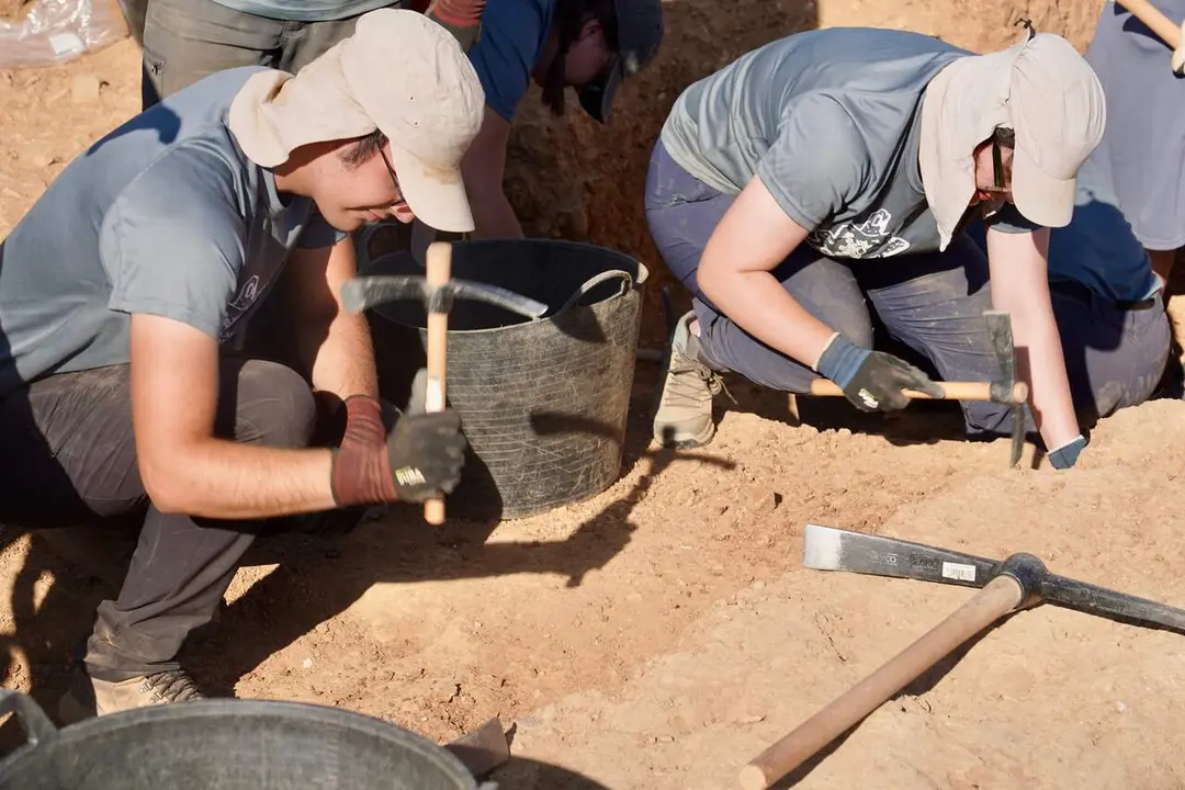 Los profesores de la Universidad de Le&oacute;n Raquel Mart&iacute;nez Pe&ntilde;&iacute;n y Carlos Fern&aacute;ndez Rodr&iacute;guez, directores de la campa&ntilde;a de excavaci&oacute;n arqueol&oacute;gica en el Castro de los Jud&iacute;os de Puente Castro, y la concejala de Acci&oacute;n y Promoci&oacute;n Cultural del Ayuntamiento de Le&oacute;n, Elena Aguado, dan a conocer los trabajos de campo que se han iniciado este verano en este yacimiento. Campillo. Ical