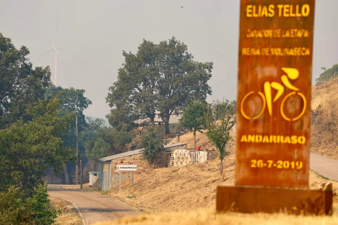 Incendio forestal de Murias de Ponjos (Le&oacute;n), en el que la Guardia Civil ha desalojado a 36 personas de Andarraso, Rosales y Folloso. Fotos.&nbsp;Carlos S. Campillo / ICAL