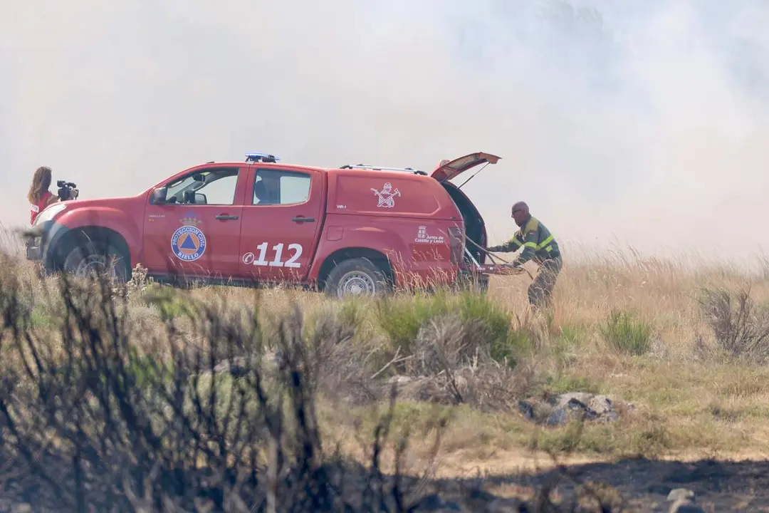 Incendio forestal de Murias de Ponjos (Le&oacute;n), en el que la Guardia Civil ha desalojado a 36 personas de Andarraso, Rosales y Folloso. Fotos.&nbsp;Carlos S. Campillo / ICAL