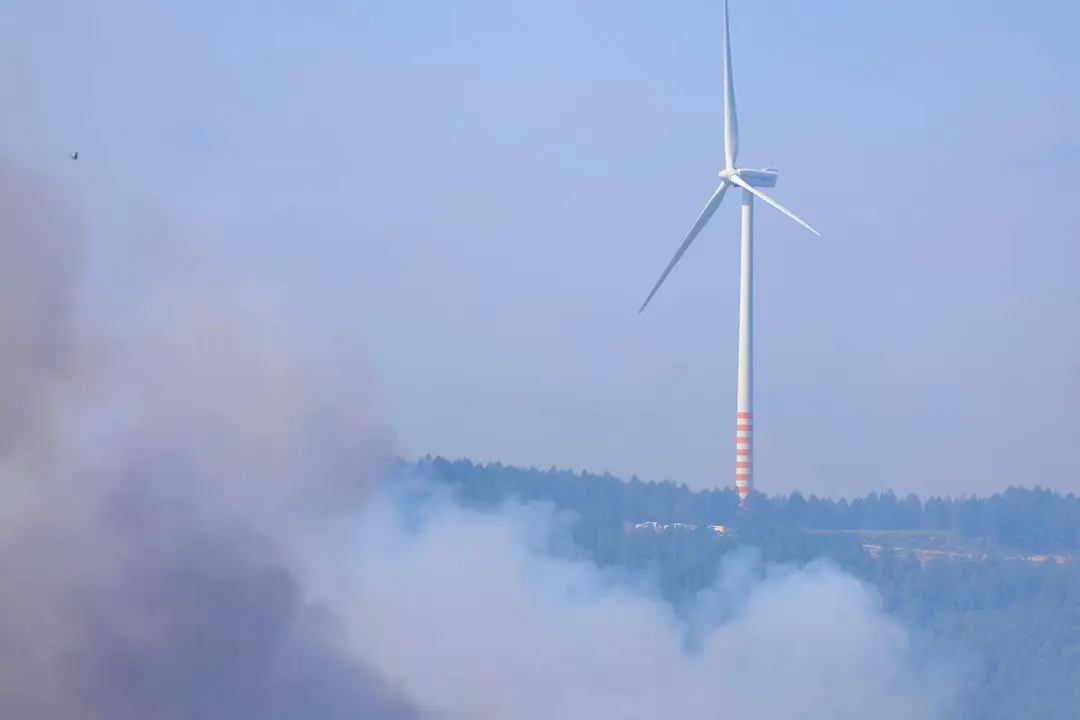 Incendio forestal de Murias de Ponjos (Le&oacute;n), en el que la Guardia Civil ha desalojado a 36 personas de Andarraso, Rosales y Folloso. Fotos.&nbsp;Carlos S. Campillo / ICAL