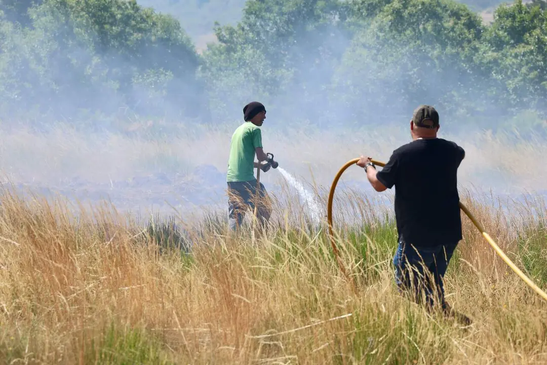 Incendio forestal de Murias de Ponjos (Le&oacute;n), en el que la Guardia Civil ha desalojado a 36 personas de Andarraso, Rosales y Folloso. Fotos.&nbsp;Carlos S. Campillo / ICAL