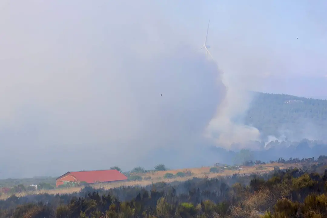 Incendio forestal de Murias de Ponjos (Le&oacute;n), en el que la Guardia Civil ha desalojado a 36 personas de Andarraso, Rosales y Folloso. Fotos.&nbsp;Carlos S. Campillo / ICAL