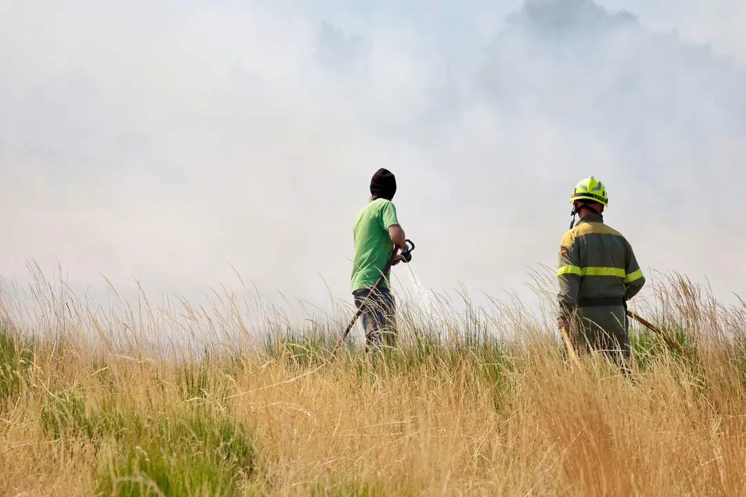 Incendio forestal de Murias de Ponjos (Le&oacute;n), en el que la Guardia Civil ha desalojado a 36 personas de Andarraso, Rosales y Folloso. Fotos.&nbsp;Carlos S. Campillo / ICAL