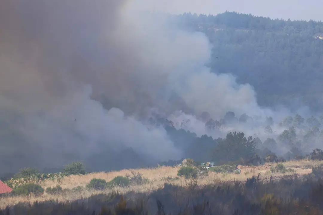 Incendio forestal de Murias de Ponjos (Le&oacute;n), en el que la Guardia Civil ha desalojado a 36 personas de Andarraso, Rosales y Folloso. Fotos.&nbsp;Carlos S. Campillo / ICAL