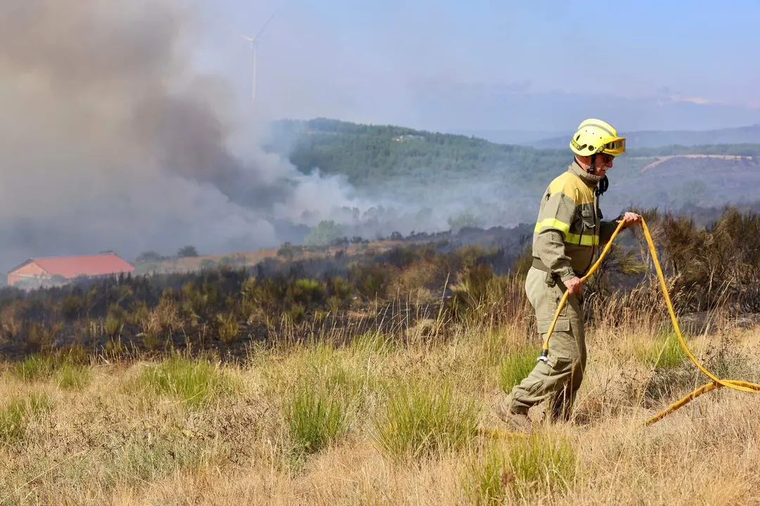 Incendio forestal de Murias de Ponjos (Le&oacute;n), en el que la Guardia Civil ha desalojado a 36 personas de Andarraso, Rosales y Folloso. Fotos.&nbsp;Carlos S. Campillo / ICAL