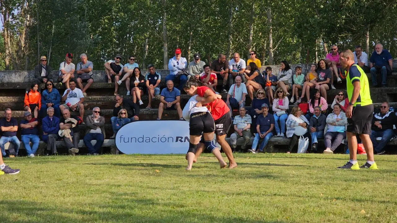 Corro de lucha leonesa en Gradefes 2026. Ligeros (13)