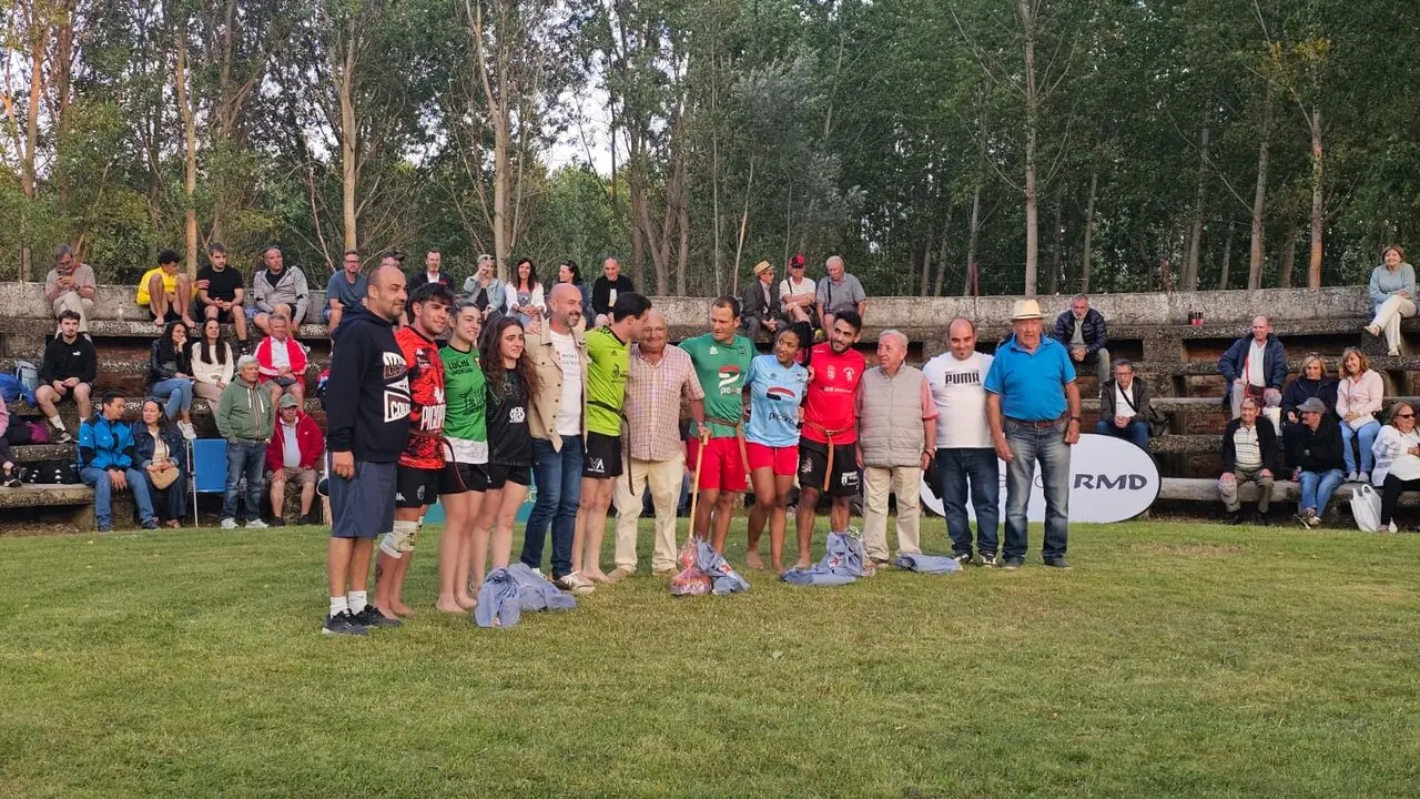 Corro de lucha leonesa en Gradefes. 2026. Semi.  (11)