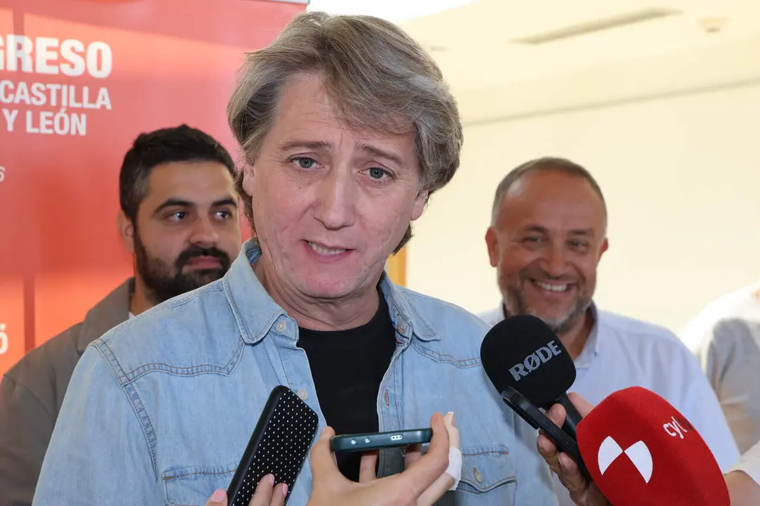 El secretario general del PSOE de Castilla y Le&oacute;n, Carlos Mart&iacute;nez, acude a la clausura del XIV Congreso Auton&oacute;mico de las Juventudes Socialistas junto a la alcaldesa de Bembibre, Silvia Cao, y al secretario general de las Juventudes Socialistas de Le&oacute;n, Alberto Ferrer