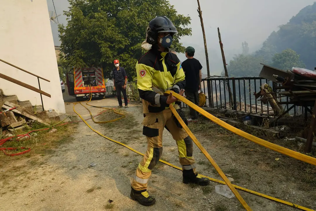 Incendio en la localidad de Quintela (Le&oacute;n)