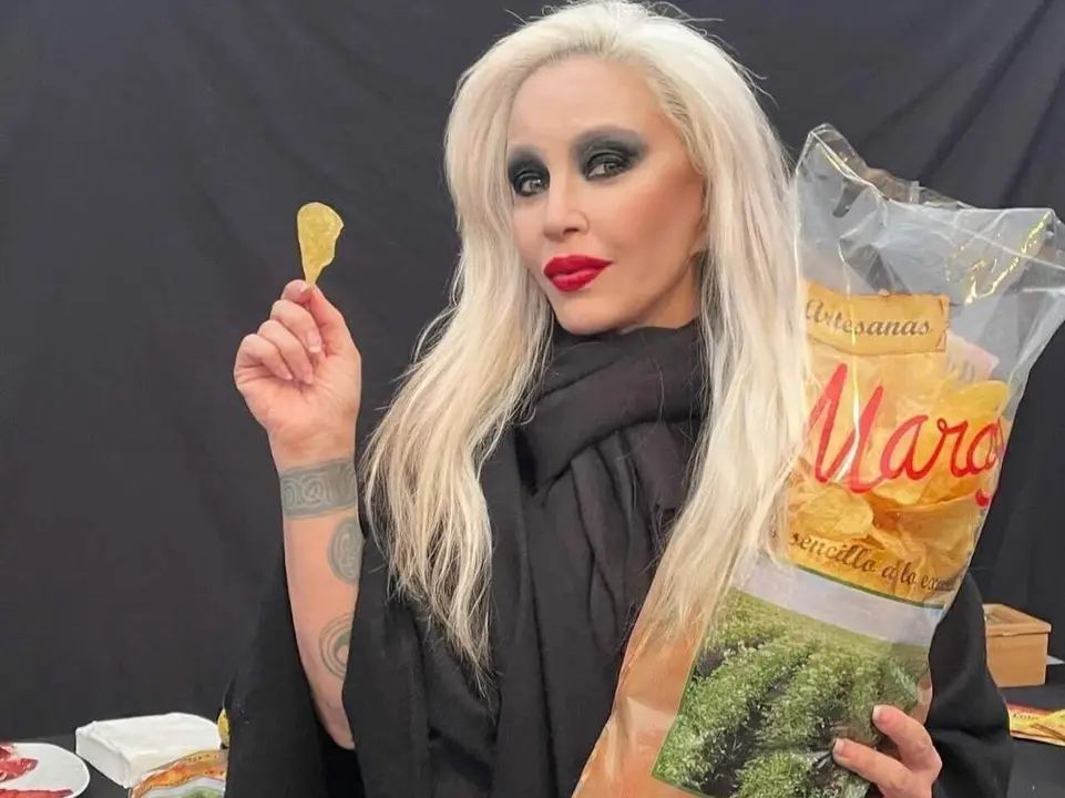 Alaska, con su bolsa de patatas Marcos tras su concierto en Ria&ntilde;o