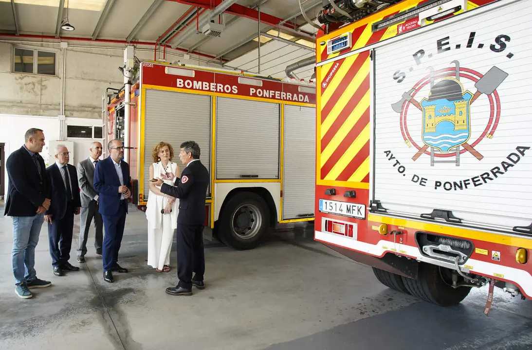 La consejera de Educaci&oacute;n, Mar&iacute;a Pardo &Aacute;lvarez, durante su visita las instalaciones del Parque de Bomberos de Ponferrada. C&eacute;sar S&aacute;nchez. Ical