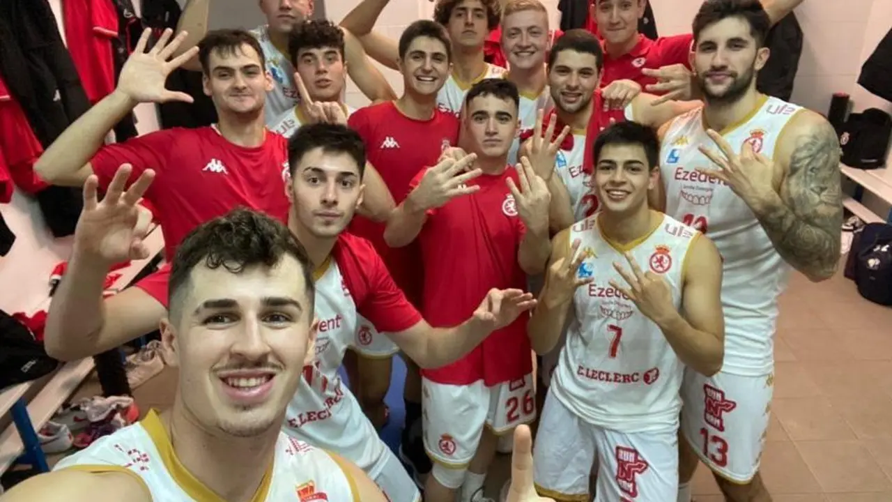 La Cultural de Baloncesto celebrando en el vestuario. CyDL