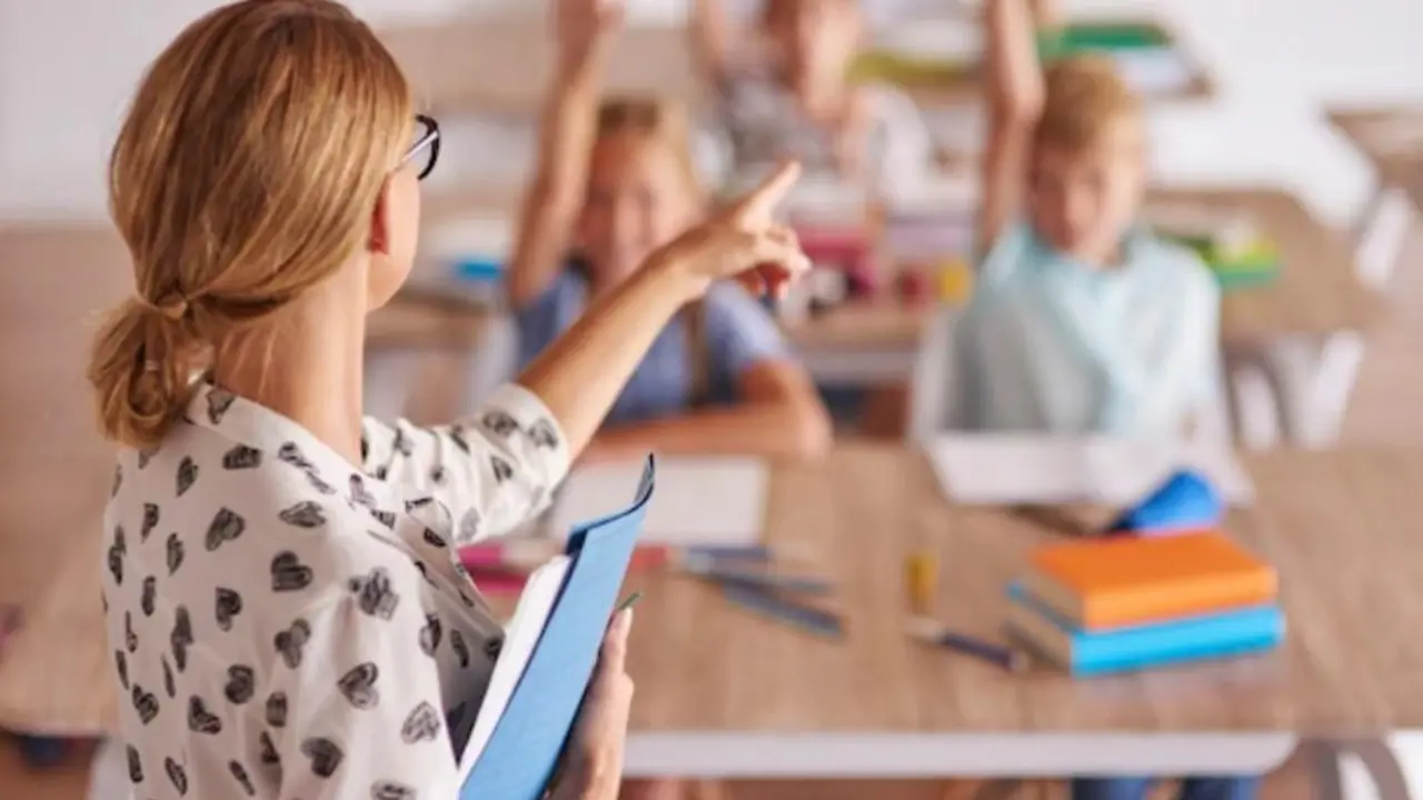 Imagen de archivo de una profesora dando clase. | Le&oacute;n24horas