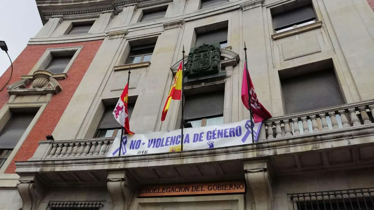 Una pancarta contra la violencia de g&eacute;nero en la Subdelegaci&oacute;n del Gobierno en Le&oacute;n. | LE&Oacute;N24HORAS