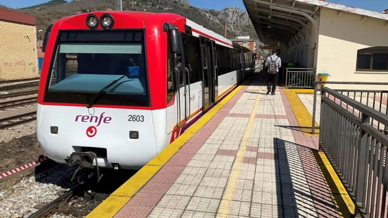 Tren de la l&iacute;nea de cercan&iacute;as Le&oacute;n-Guardo a su paso por Cistierna.