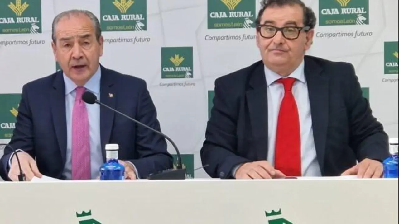Narciso Prieto, a la derecha, junto al director de Caja Rural, Cipriano Garc&iacute;a.