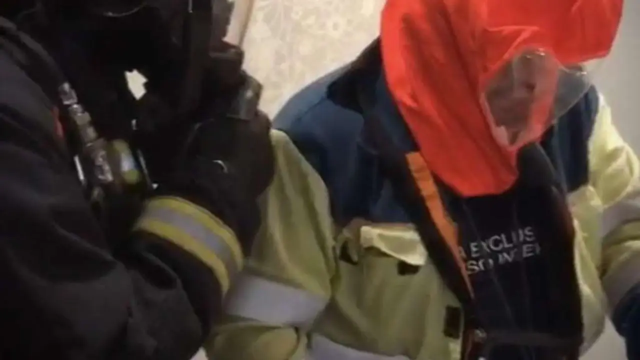Un bombero y un t&eacute;cnico comprueban los niveles de gas en el interior de una vivienda durante una intervenci&oacute;n por posible intoxicaci&oacute;n.