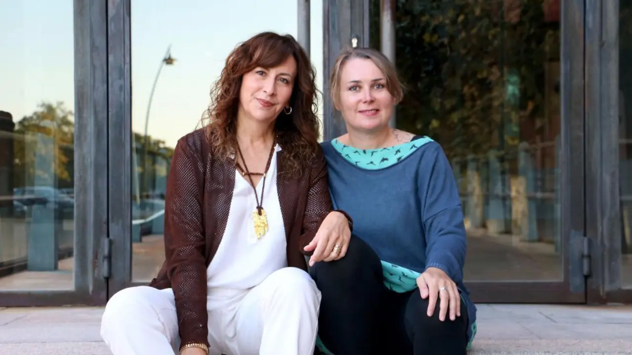 Hilde P&eacute;rez (izda) y Zaida Ortega a la entrada de la Escuela de Ingenier&iacute;as Industrial, Inform&aacute;tica y Aeroespacial. 